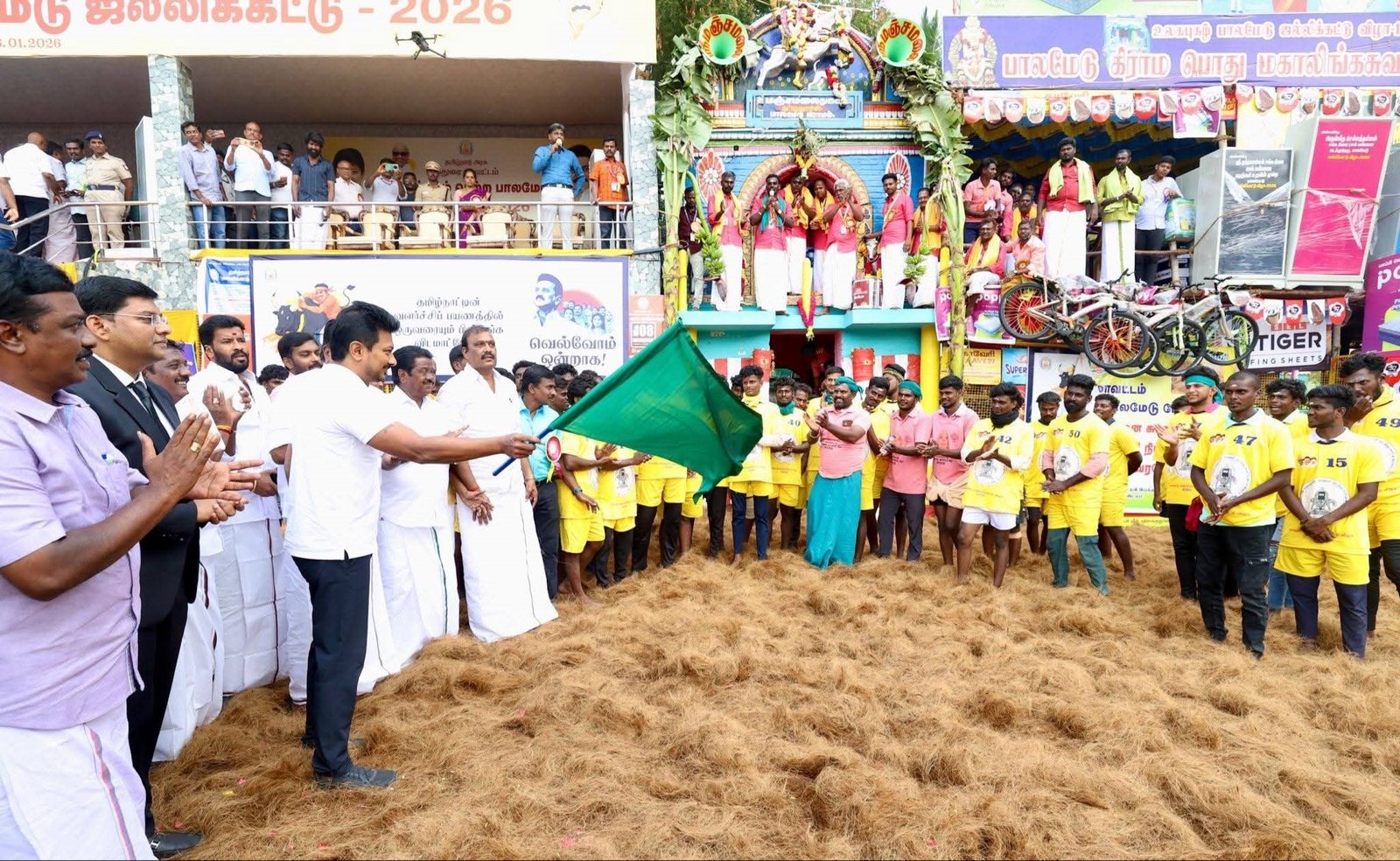 மதுரை பாலமேட்டில் ஜல்லிக்கட்டு போட்டி துணை முதல்வர் உதயநிதி துவக்கி வைத்தார்
